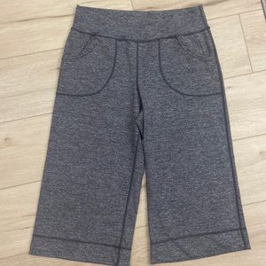 Lululemon wide leg capris pant size 10 approximately in heather grey